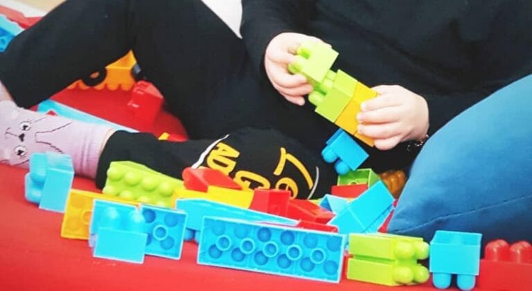 Masa başında renkli bloklarla ortak etkinlik